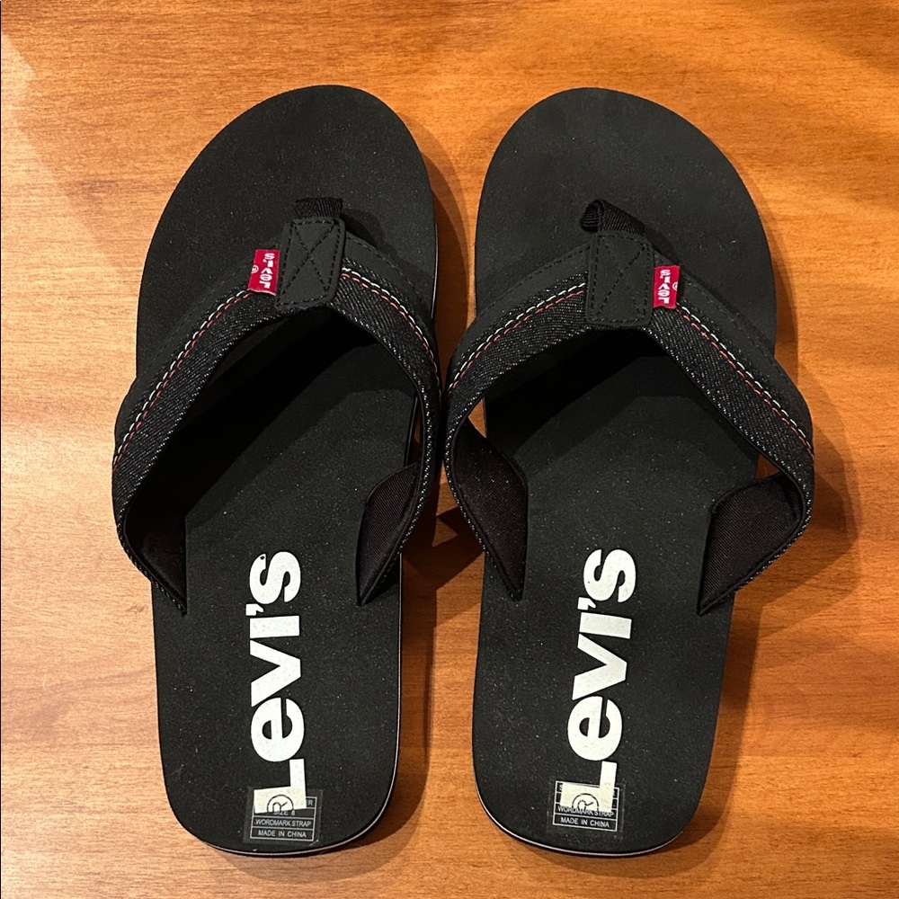 Men’s size 8 flip flops New with tags Smoke free Pet free home